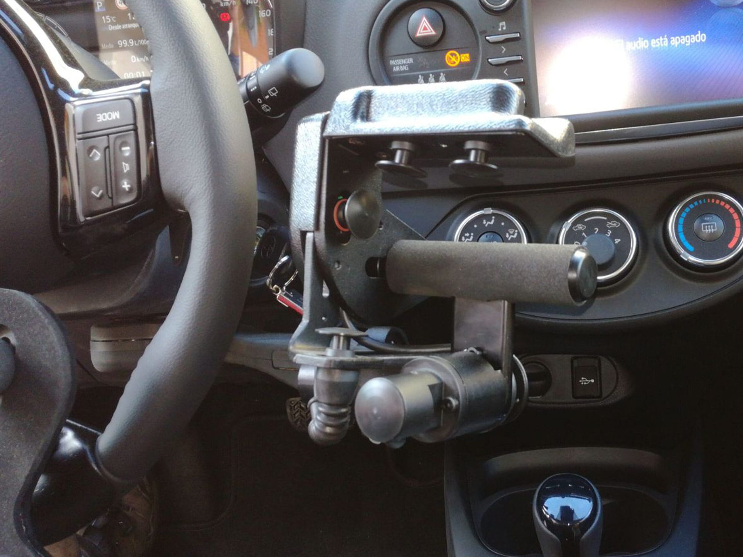 Acelerador electrónico y freno autoblocante